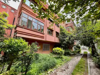 Florya’da 242 m² arsa paylı satılık 5+1 daire